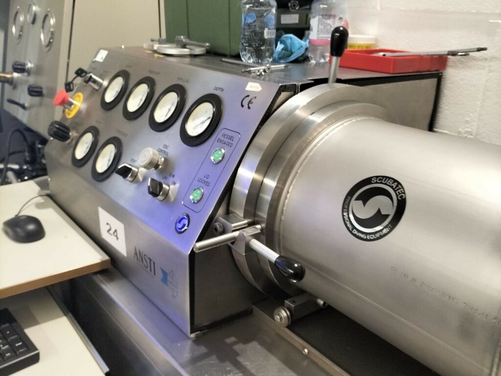 Macchina ANSTI per test delle prestazioni di un erogatore subacqueo a 50 metri e 50 bar durante simulazione di respirazione