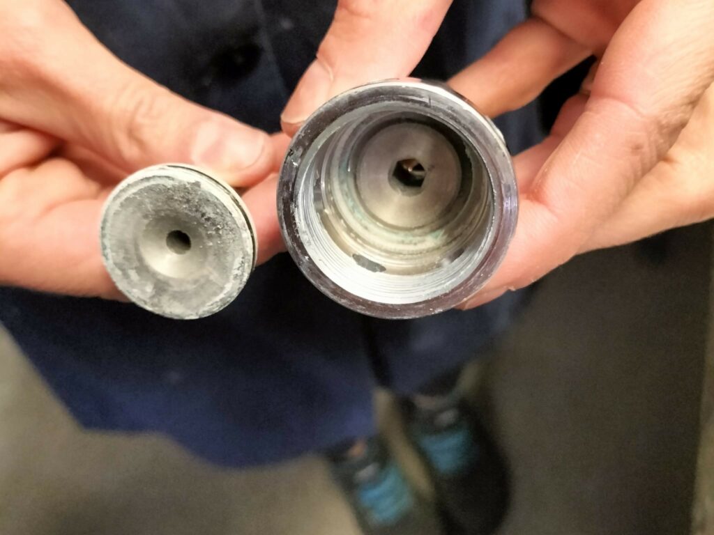 Due erogatori subacquei mostrati in primo piano, evidenziando un oggetto con segni di usura e l'altro in condizioni migliori.