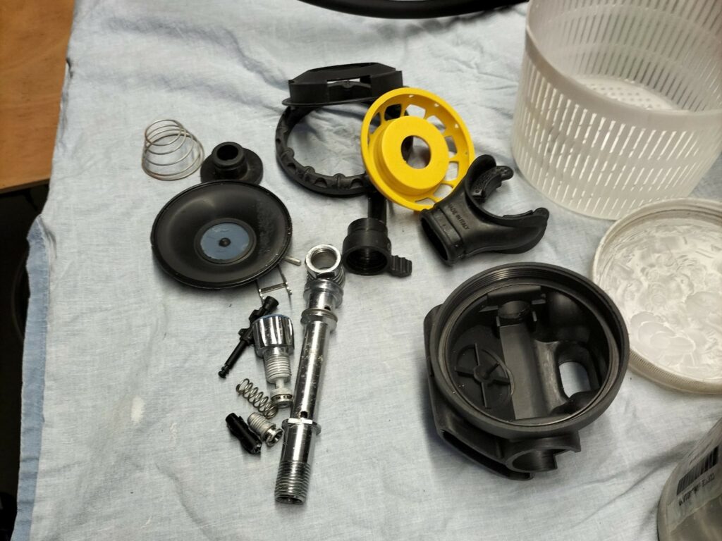 Secondo stadio erogatore subacqueo SCUBATEC FX3 smontato e pronto per il lavaggio in vasca a ultrasuoni durante la revisione