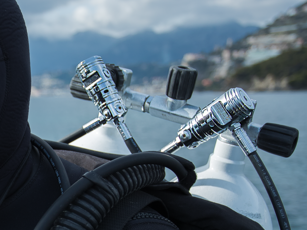 Rubinetto SCUBATEC Bibo Manifold DIN Scubatec M25x2
Disponibile in lunghezze del raccordo manifold differenziate in funzione della capacità delle bombole.
ORing in NBR o VITON.
Volantini in gomma ad alto grip.