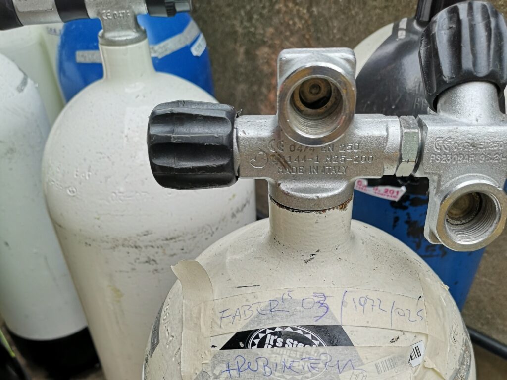 Rubinetto SCUBATEC Mono Bi Attacco DIN INT M25x2
Manopole in gomma per la massima presa e ORing in NBR.
Il rubinetto mono biattacco con uscite non allineate più richiesto di sempre.