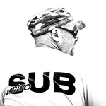 Un subacqueo di spalle indossa una maglietta con la scritta "SUB" e un cappello. L'immagine è in bianco e nero.