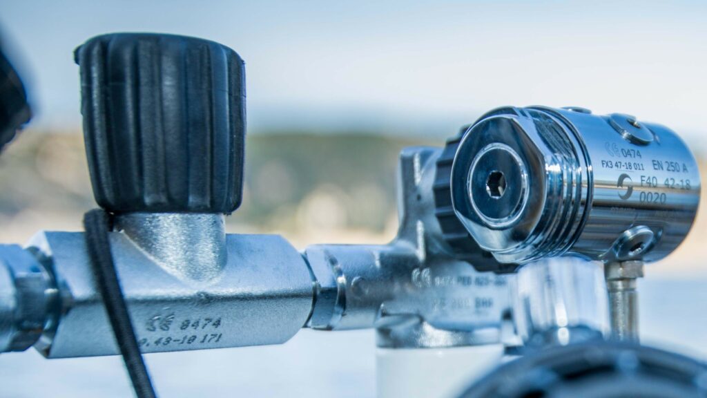 Rubinetto SCUBATEC per Bibo con Manifold DIN M25x2
Disponibile in lunghezze del raccordo manifold differenziate in funzione della capacità delle bombole.
ORing in NBR o VITON.
Volantini in gomma ad alto grip.